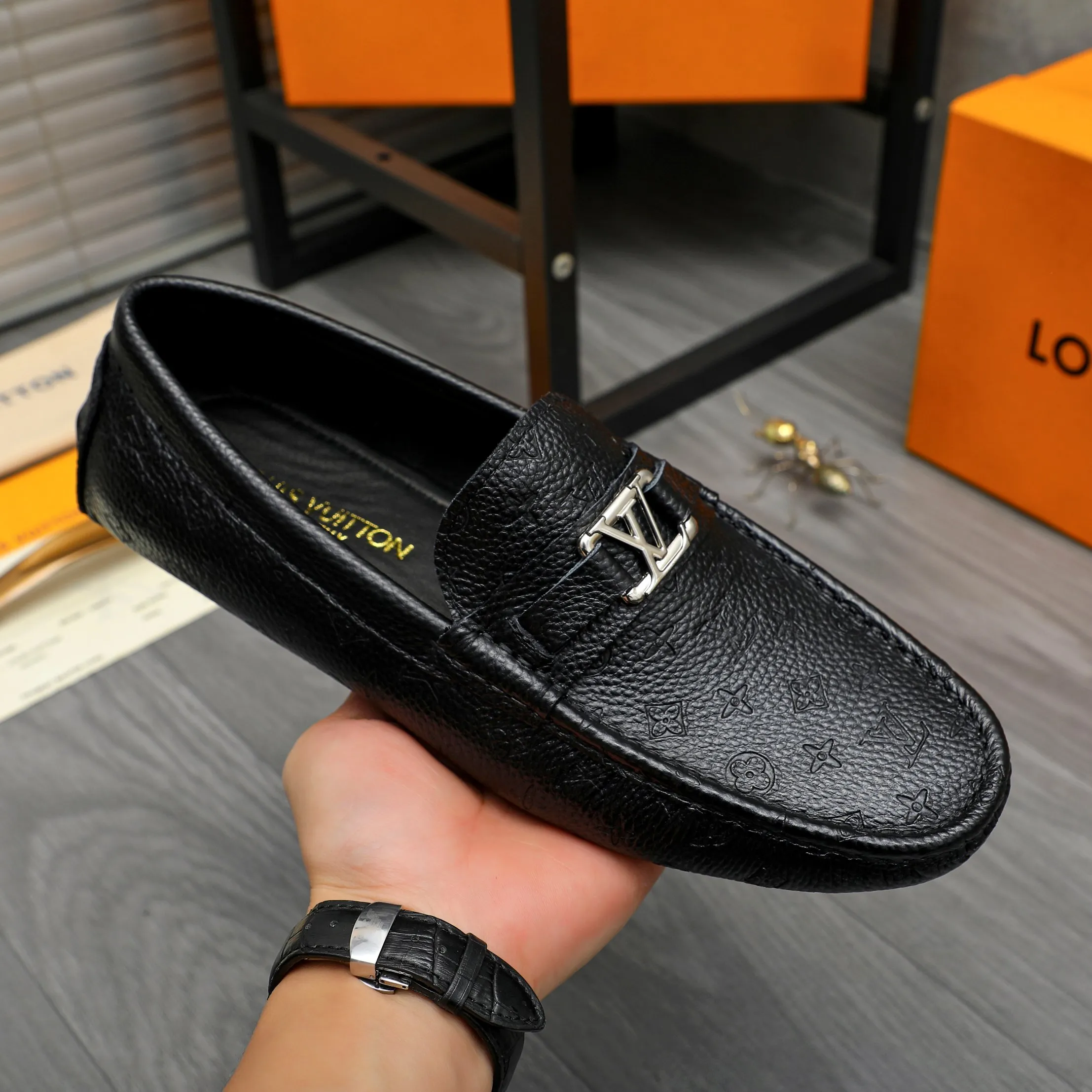 Men's shoes 💰p420 Product trademark: LV (Louis Vuitton) casual slip-on men's shoes Regular size: 38-44 Product material: Selected pebbled cowhide embossed upper, sheepskin lining, rubber outsole
